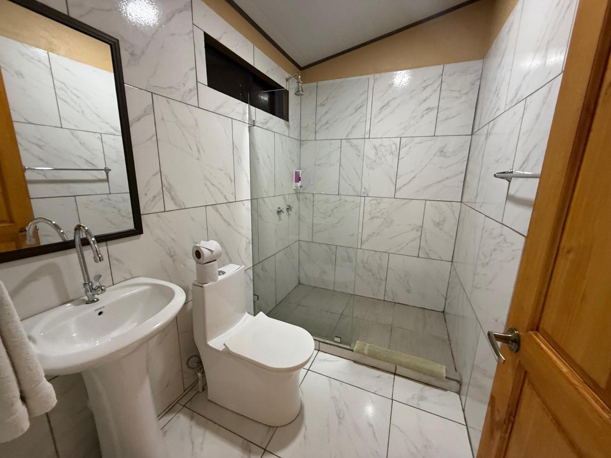Hotel Uran Rivas Zewnętrze zdjęcie